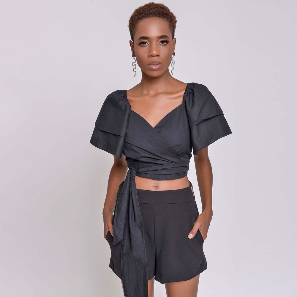 O mix de texturas transforma um visual monocromático simples em um visual muito interessante, pois adiciona profundidade e dimensão ao look.